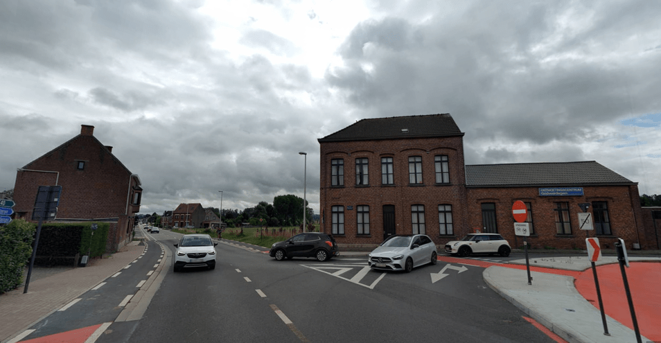 Langestraat en Godveerdegemstraat met OC Godveerdegem op de achtergrond